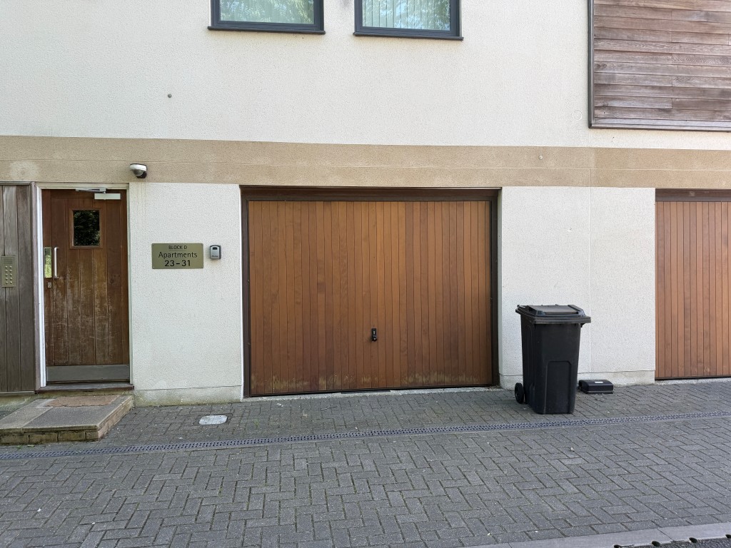 Lot: 108 - TWO-BEDROOM FLAT FOR REPAIR - Garage